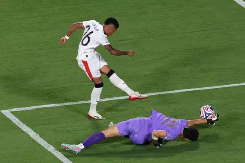 اعتراض واحتفال وقفاز بونو.. لقطات من فوز الهلال التاريخي على مانشستر سيتي (صور)